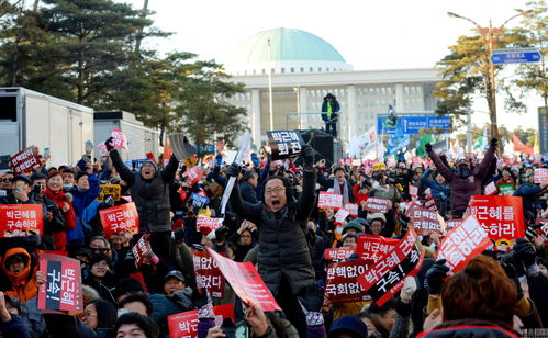 韩国总统弹劾案通过，现场响起欢呼声，民众情绪高涨