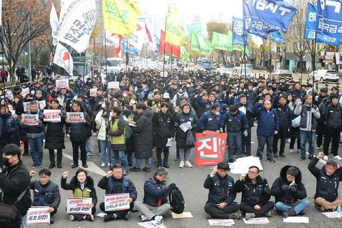 韩上万民众雨中集会，呼吁释放尹锡悦